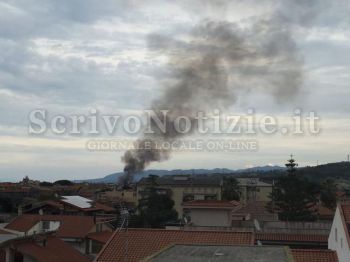 Valdina - Fondachello, in fiamme i capannoni industriali